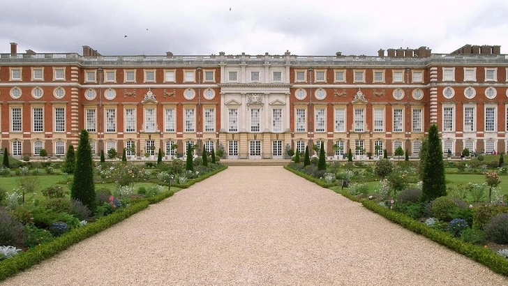 Призраки в знаменитом дворце Англии напугали посетительницу - ФОТО
