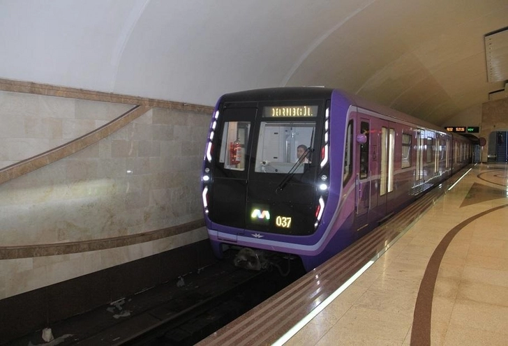 Пассажир бросился на рельсы в бакинском метро – ВИДЕО