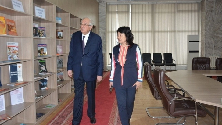 Посол Азербайджана в Кыргызстане посетил Национальную библиотеку