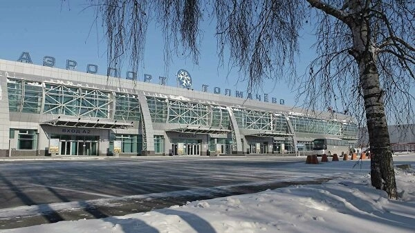 Пассажирский самолет совершил экстренную посадку в Новосибирске
