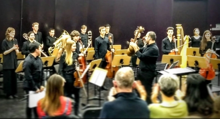В Австрии прошла премьера композиции для тара с оркестром выпускника Бакинской академии