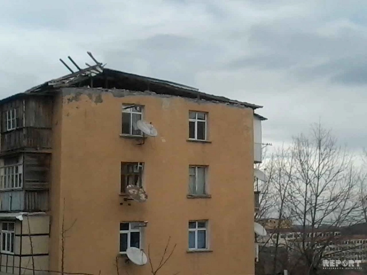 В Дашкесене ветер сорвал кровлю крыши и оставил жителей без электричества - ФОТО