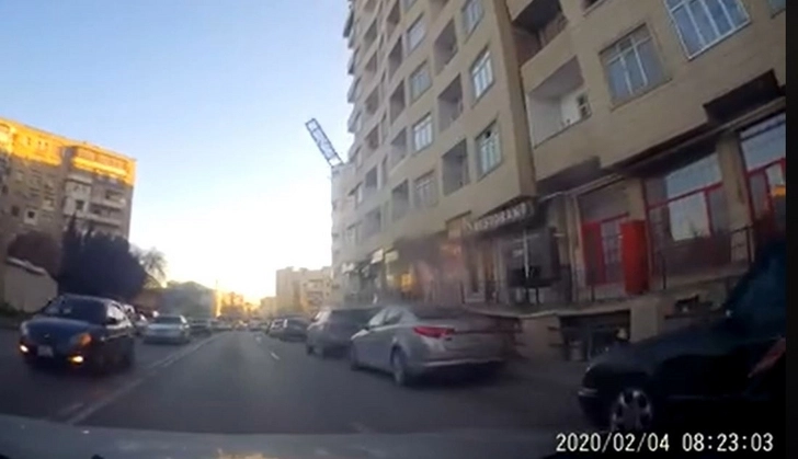 В Баку мужчина едва не погиб из-за сильного ветра - ВИДЕО