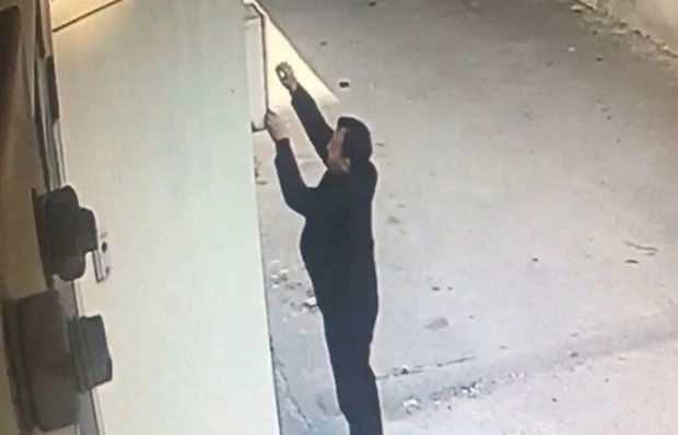 В Баку похититель газового счетчика попал на камеру - ВИДЕО