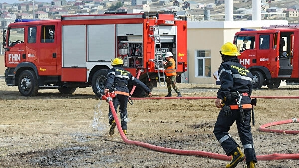 В Баку в жилом комплексе произошел пожар