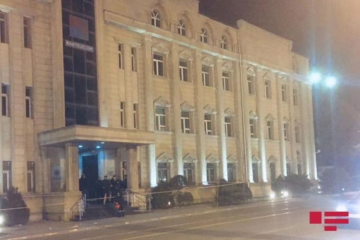 В Баку ветер сорвал крышу здания бывшего Минтранспорта – ФОТО