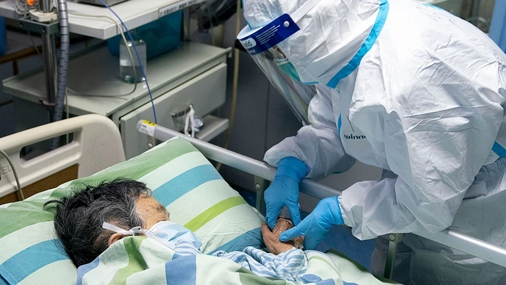 В больницах Уханя роботы начали помогать бороться с коронавирусом
