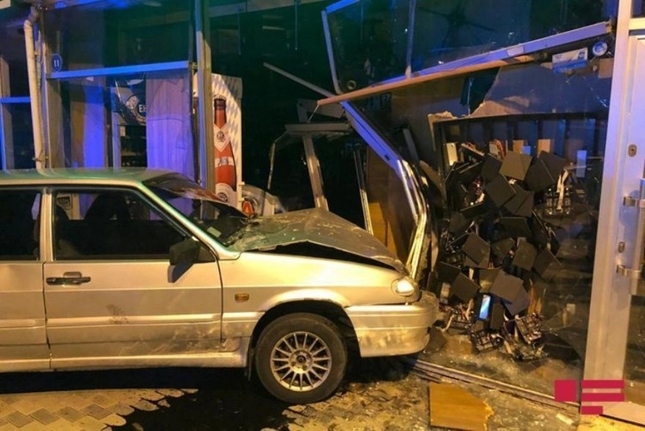 Пьяный водитель протаранил виноводочный магазин в Баку - ФОТО