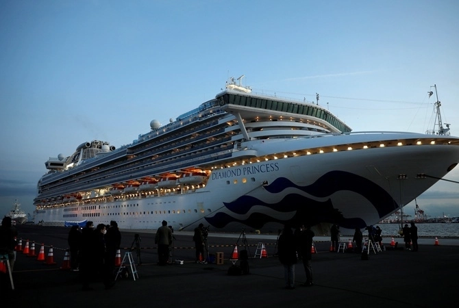 Число зараженных коронавирусом на круизном корабле у берегов Японии возросло
