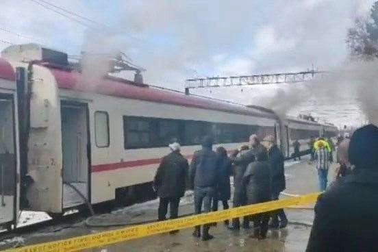 В Грузии горит пассажирский поезд - ВИДЕО