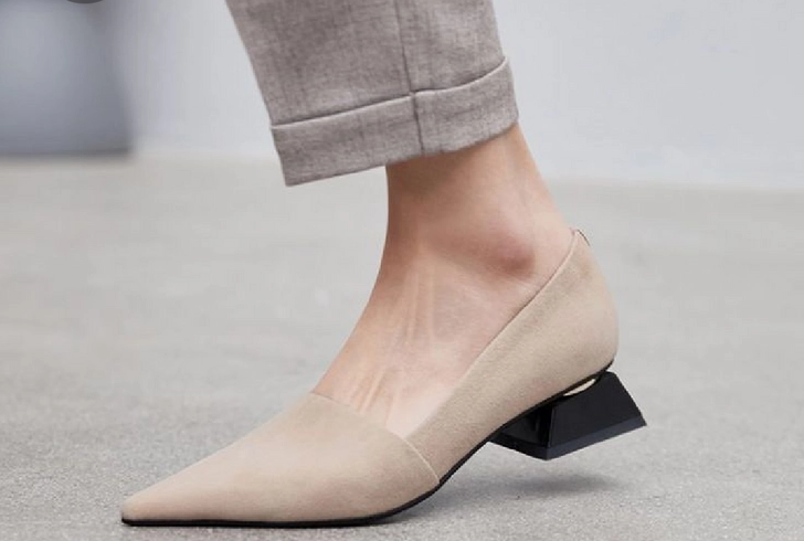 Квадратные носы, цепи и маленькая шпилька… Стилист рассказала об обувных трендах 2020