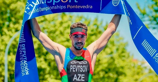 Представитель Азербайджана стал лучшим триатлонистом прошлого года – ФОТО