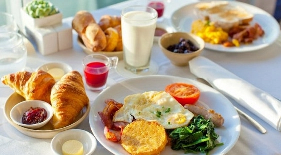 Ученые доказали, что плотный завтрак помогает бороться с ожирением