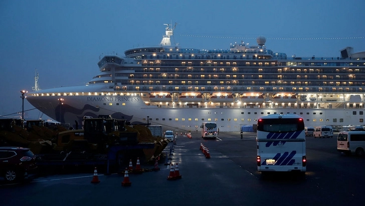 Более 20 пассажиров сошли с охваченного коронавирусом лайнера без проверки