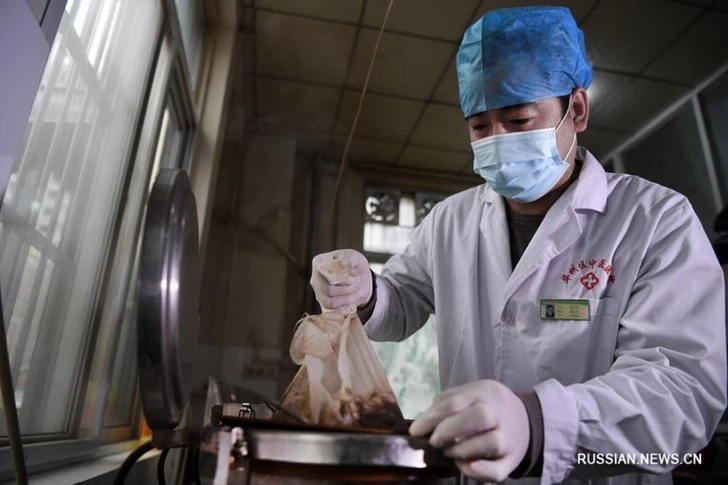 Врачи Хайнаня лечат пациентов с коронавирусом при помощи традиционной китайской медицины