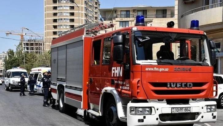 В многоэтажном жилом доме в Баку произошел пожар, эвакуированы 14 жителей