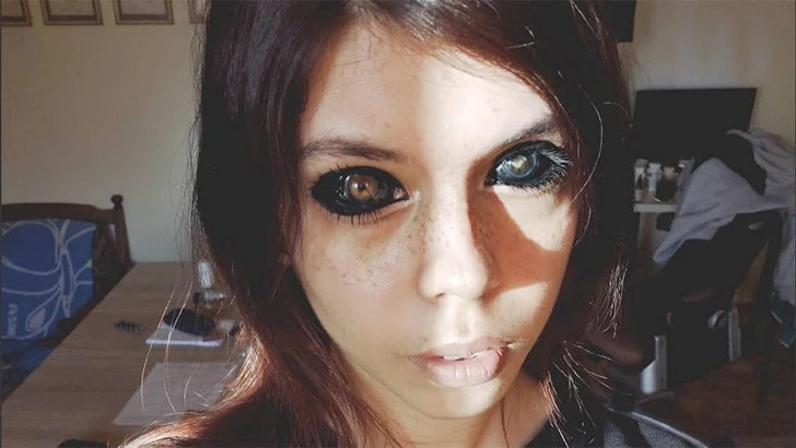 Польская модель сделала татуировки на глазных яблоках и ослепла