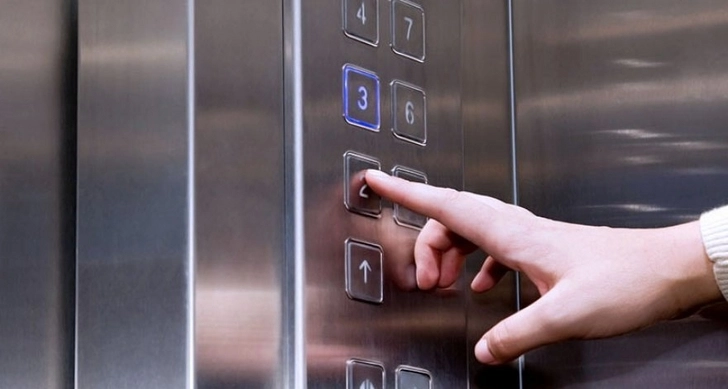 В Баку вызволили трех застрявших в лифте людей