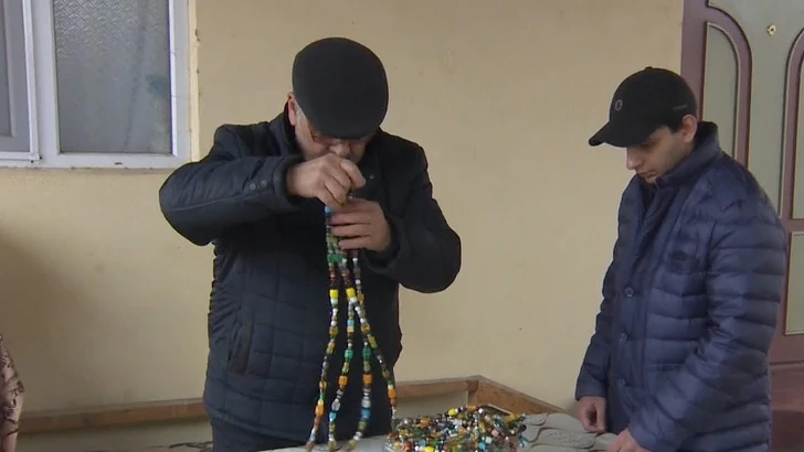 Азербайджанец изготовил четки длиной в 10 метров – ВИДЕО