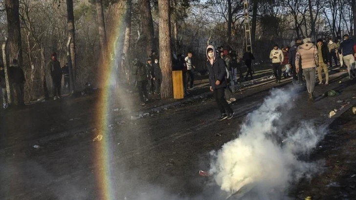 Греческая полиция применила слезоточивый газ против мигрантов - ВИДЕО