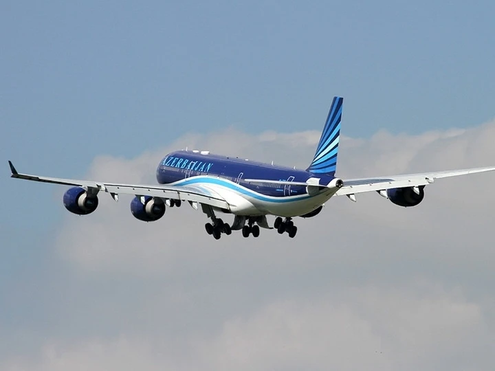 Самолет, выполнявший рейс Баку - Дубай, вернулся в аэропорт вылета
