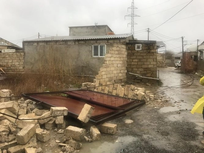 Сильный ветер в Баку повредил линии газопровода - ФОТО