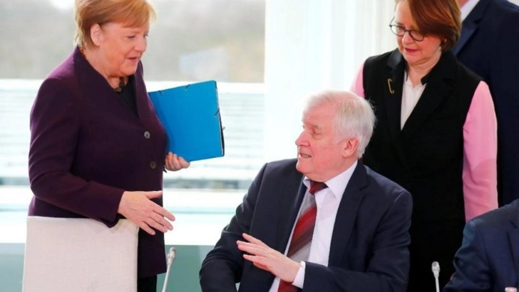 Меркель отказались жать руку из-за коронавируса