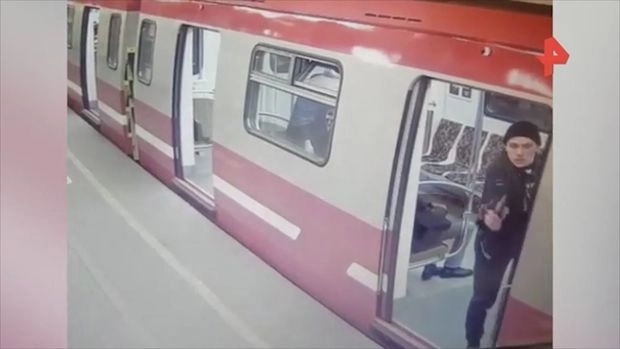 Камера сняла драку со стрельбой в петербургском метро - ВИДЕО
