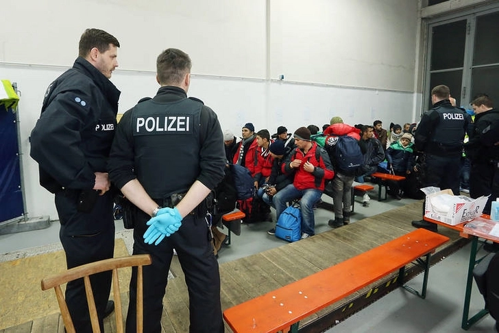 Германия не смогла депортировать 12 азербайджанцев из-за коронавируса