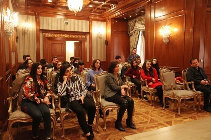 Азербайджанский театр приступил к сотрудничеству с волонтерами - ФОТО