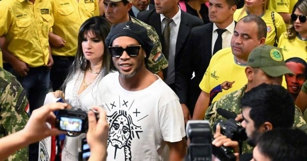 Роналдиньо могут арестовать в Парагвае за поддельный паспорт