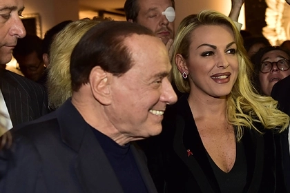 Берлускони завел любовницу на 54 года младше себя