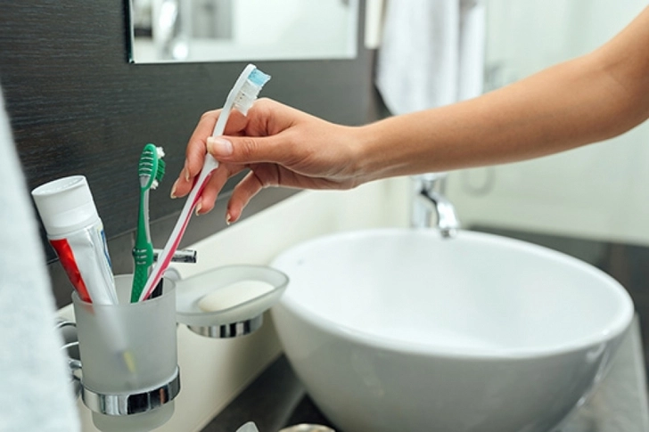 Стала известна опасность хранения парфюмерии и зубных щеток в ванной комнате
