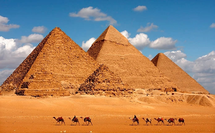 В Египте мужчина упал с древней пирамиды и умер