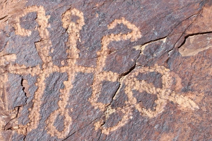 В Иране обнаружен древний петроглиф существа с шестью ногами