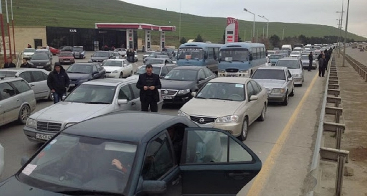 В Баку не пустили почти 500 автомобилей