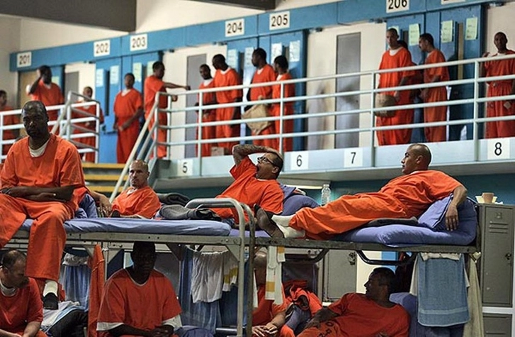 Американские тюрьмы начали выпускать заключенных из-за коронавируса