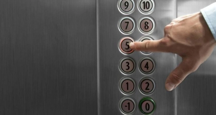 В Баку вызволили двух застрявших в лифте людей