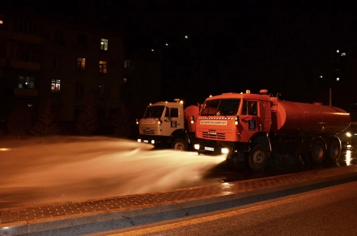 Ночью на улицах Баку провели работы по дезинфекции – ФОТО