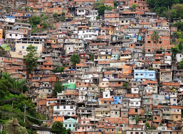 Преступные группировки Рио-де-Жанейро объявили комендантский час в фавелах из-за коронавируса