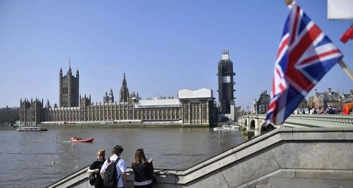 Британский парламент проведет голосование о роспуске депутатов на каникулы из-за коронавируса