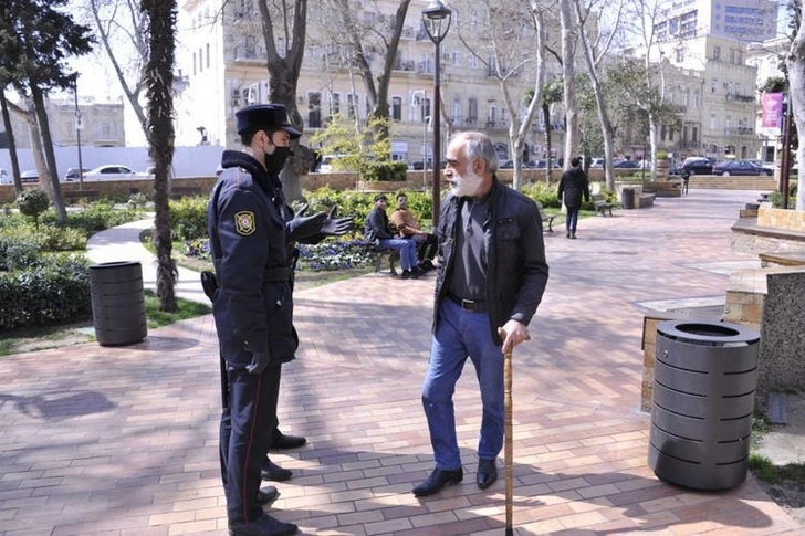 В Азербайджане лиц старше 65 лет, вышедших на улицу, возвращают домой - ФОТО