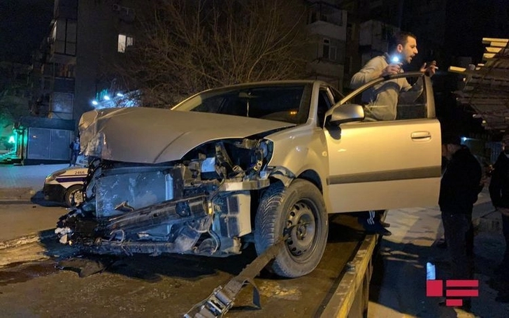 В Баку легковушка врезалась в грузовик: есть пострадавший