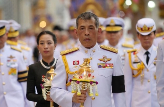 67-летний король Таиланда с десятками любовниц уехал на карантин в Германию
