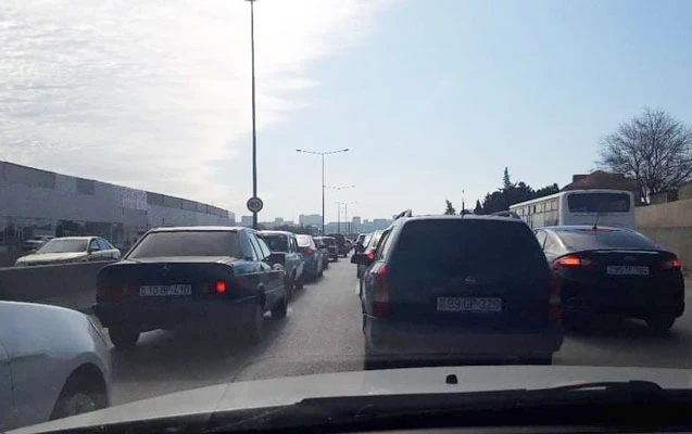 Несмотря на ограничение движения транспорта, на дороге Баку-Сумгайыт возникла пробка - ФОТО