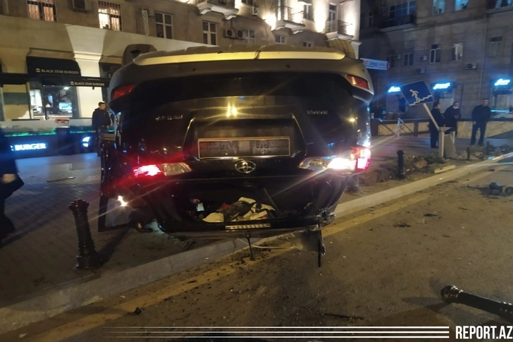 В центре Баку произошло ДТП: один из автомобилей перевернулся – ФОТО