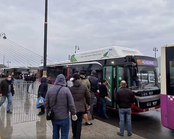 В Баку в экспресс-автобусах наблюдается высокая плотность пассажиров - ВИДЕО