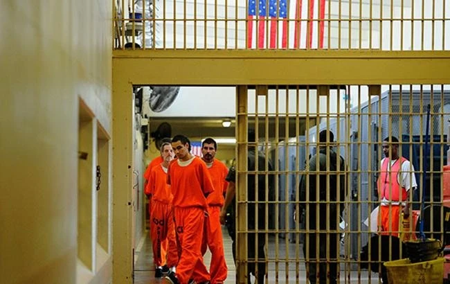 В США часть заключенных переведут под домашний арест из-за коронавируса
