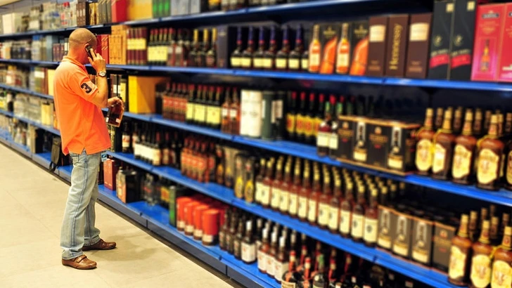Во Франции поляк «самоизолировался» в гипермаркете с алкоголем и порно