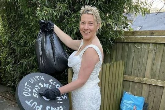 Женщины принялись выносить мусор в вечерних платьях